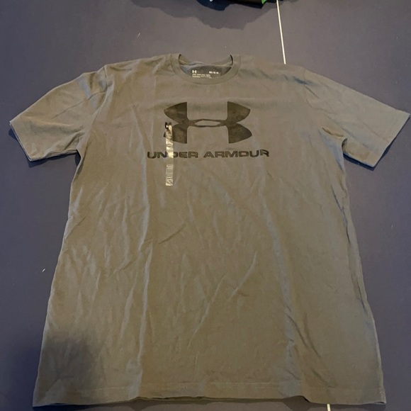 New without tags Medium Under Armour T-shirt - Picture 1 of 4